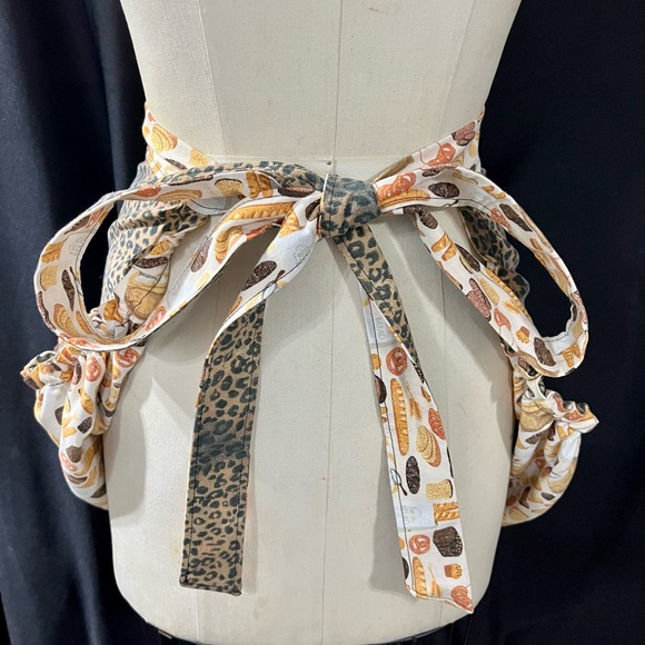 Retro Vintage 1940’s-Inspired Leopard & Bread Print Garden Harvest Apron - Picture 6 of 7